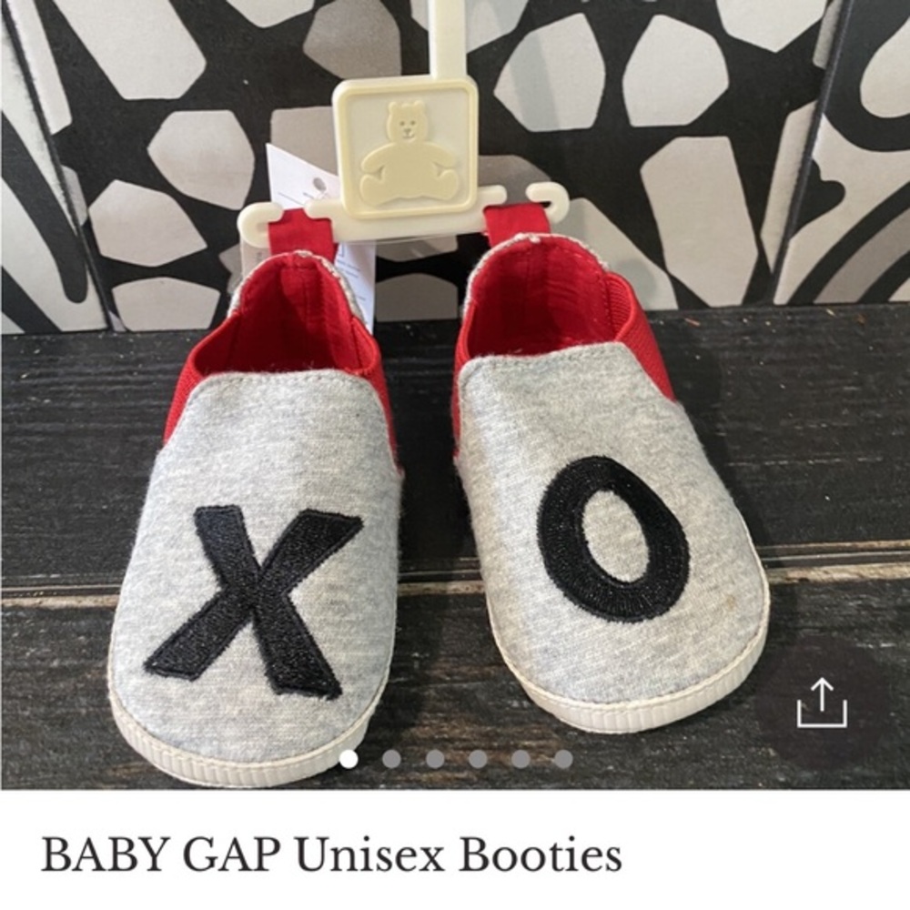 ❌⭕️unisex baby booties❌⭕️by babyGAP! cute and comfy and cozy for your little👶🏻